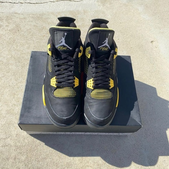 Jordan retro 4 Thunder (2012) - Picture 2 of 3